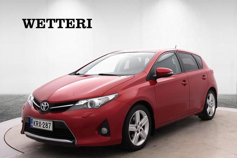 Punainen Käytetty 2013 Toyota Auris Multidrive S Viistoperä | 11 900 € (Perustarjous) - Kuva 1/3