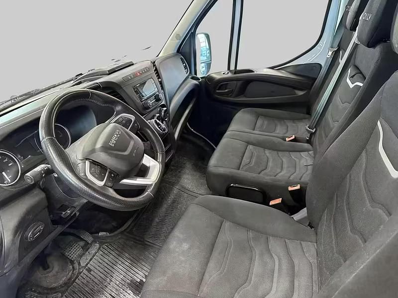Käytetty Iveco Daily 156 HP (114 kW) 2021
