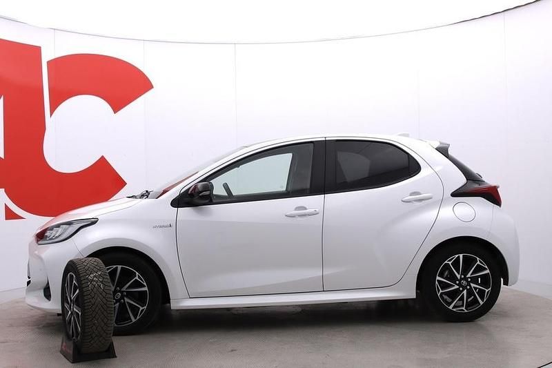 Käytetty Toyota Yaris Hybrid Style 116 HP (85 kW) 2021 Valkoinen Viistoperä