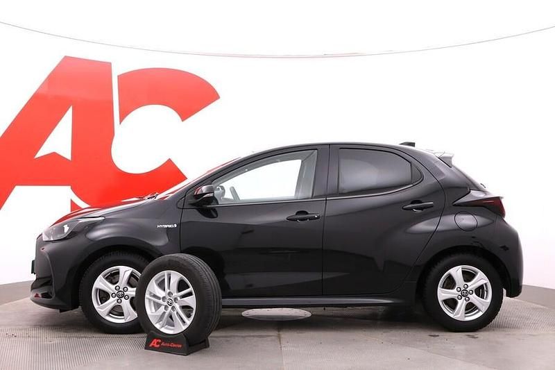 Käytetty Toyota Yaris Hybrid Active 116 HP (85 kW) 2021 Musta Viistoperä