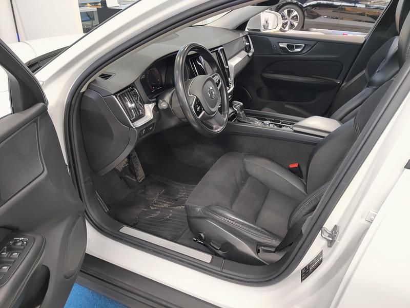 Käytetty Volvo V60 CC Business Edition 190 HP (139 kW) 2020 Farmari