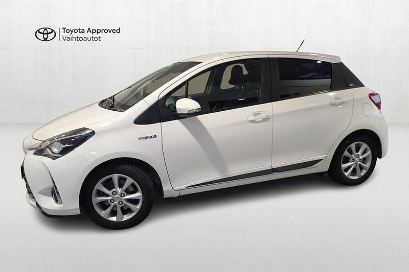 Käytetty Toyota Yaris Hybrid Edition 101 HP (74 kW) 2019 Valkoinen Viistoperä