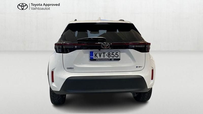 Käytetty Toyota Yaris Cross Edition 116 HP (85 kW) 2024 Valkoinen Katumaasturi