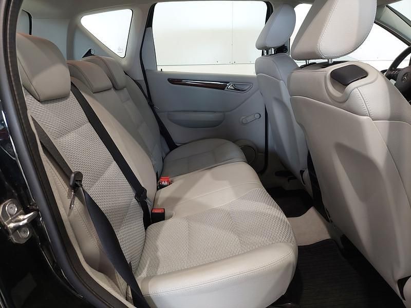 Käytetty Mercedes A180 Business 109 HP (80 kW) 2011 Musta Tila-auto