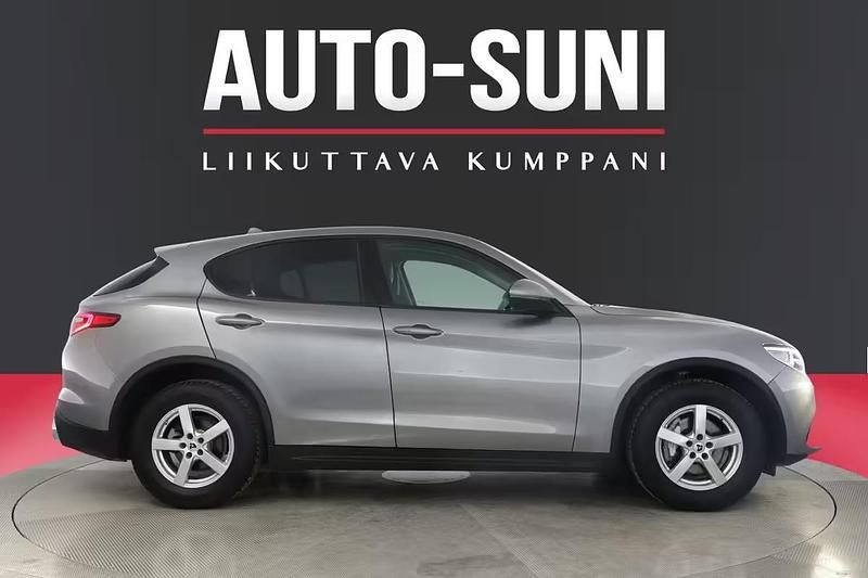 Käytetty Alfa Romeo Stelvio Super 210 HP (154 kW) 2018 Katumaasturi