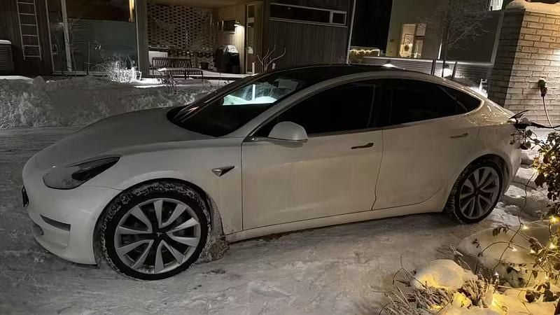 Käytetty Tesla Model 3 366 kW (498 HP) 2020 Sedan