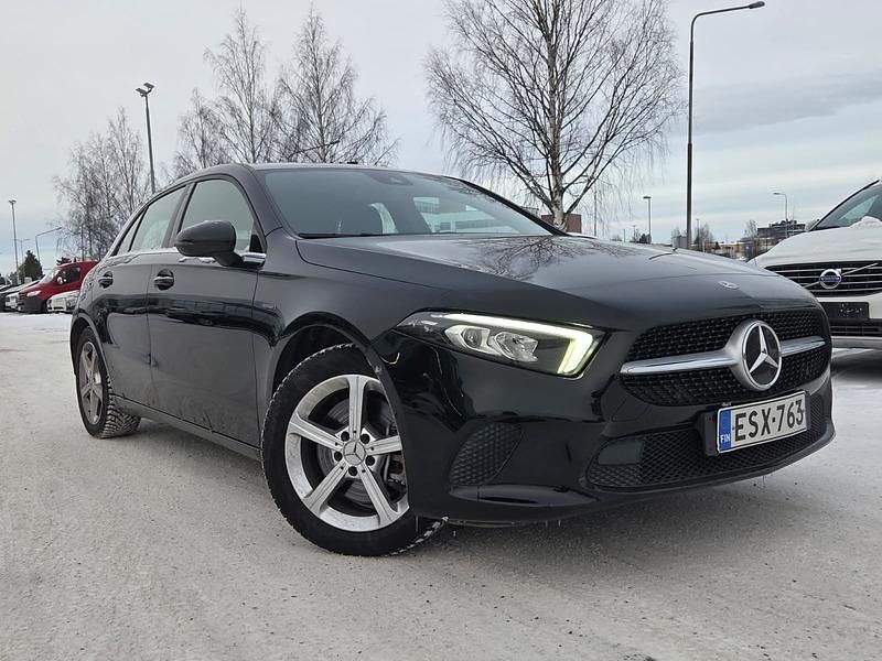Käytetty Mercedes A250 Business 160 HP (117 kW) 2021 Musta Viistoperä