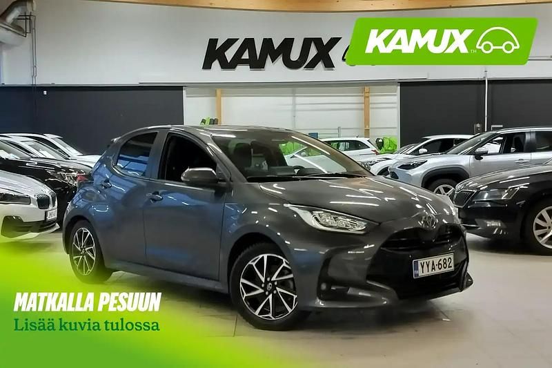Hopea / harmaa Käytetty 2024 Toyota Yaris Hybrid Plus Sedan | 23 300 € (Perustarjous) - Kuva 1/4