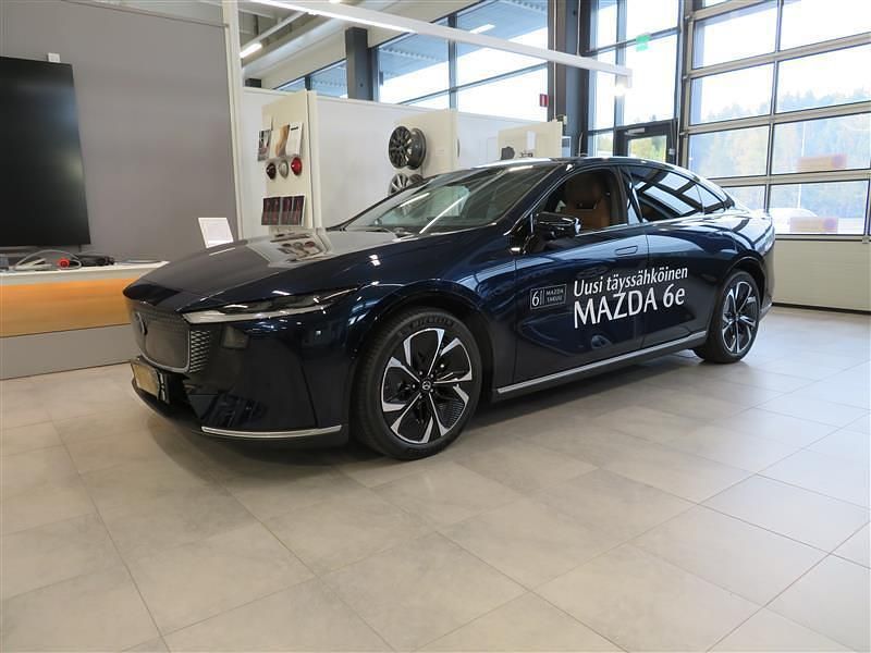 Sininen Uusi 2025 Mazda 6e Takumi-Line Sedan | 46 900 € - Kuva 1/4
