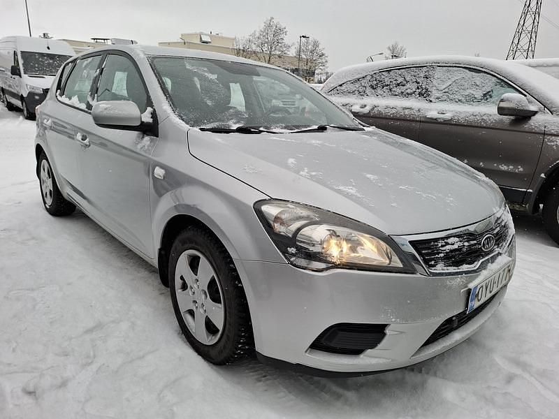 Käytetty Kia Ceed LX 105 HP (77 kW) 2011 Hopea Viistoperä