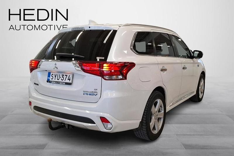 Käytetty Mitsubishi Outlander P-HEV Instyle 121 HP (88 kW) 2019 Valkoinen Katumaasturi