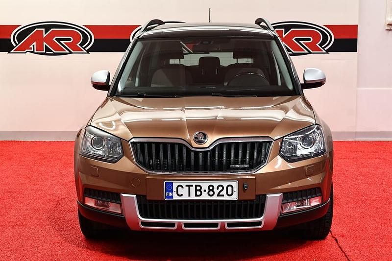 Käytetty Skoda Yeti Outdoor GreenLine 105 HP (77 kW) 2015 Oranssi Katumaasturi