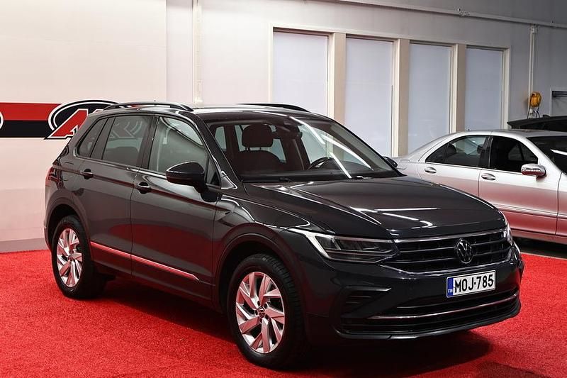 Käytetty VW Tiguan Comfortline 150 HP (110 kW) 2022 Harmaa Katumaasturi