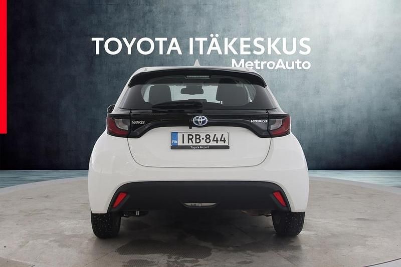 Käytetty Toyota Yaris Hybrid Active 116 HP (85 kW) 2023 Valkoinen Viistoperä