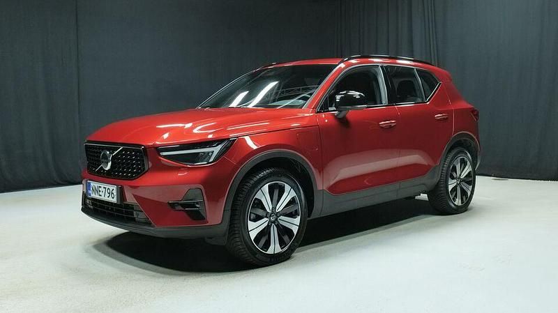 Käytetty Volvo XC40 Plus 211 HP (155 kW) 2023 Punainen Katumaasturi