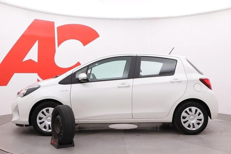 Käytetty Toyota Yaris Hybrid Active 101 HP (74 kW) 2015 Valkoinen Viistoperä