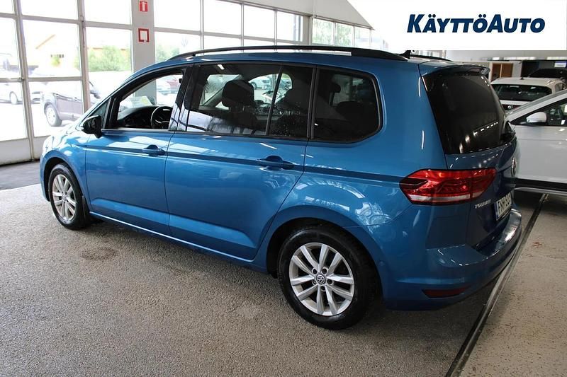 Käytetty VW Touran Comfortline 116 HP (85 kW) 2019 Sininen Tila-auto
