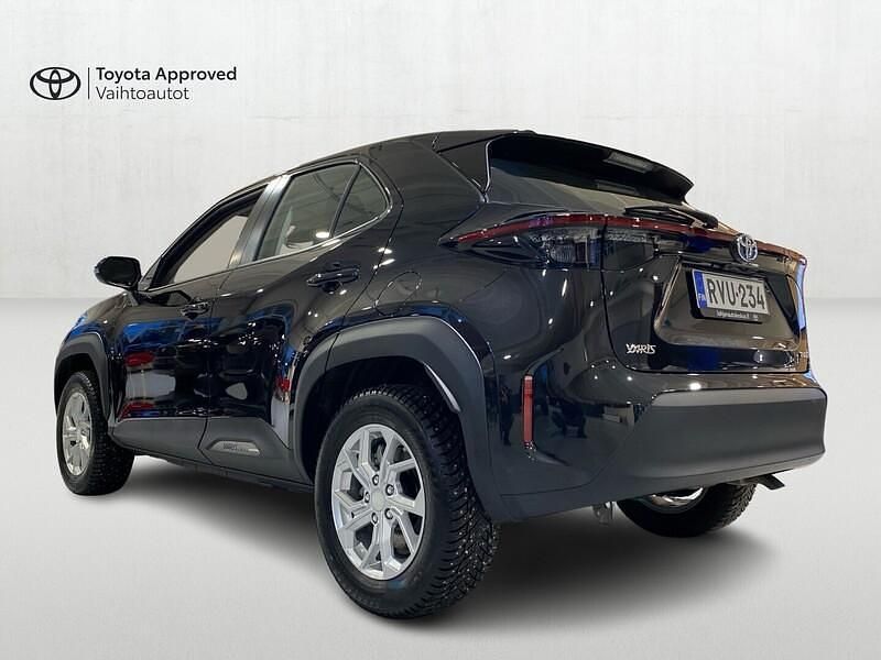 Käytetty Toyota Yaris Cross Active 116 HP (85 kW) 2024 Musta Katumaasturi