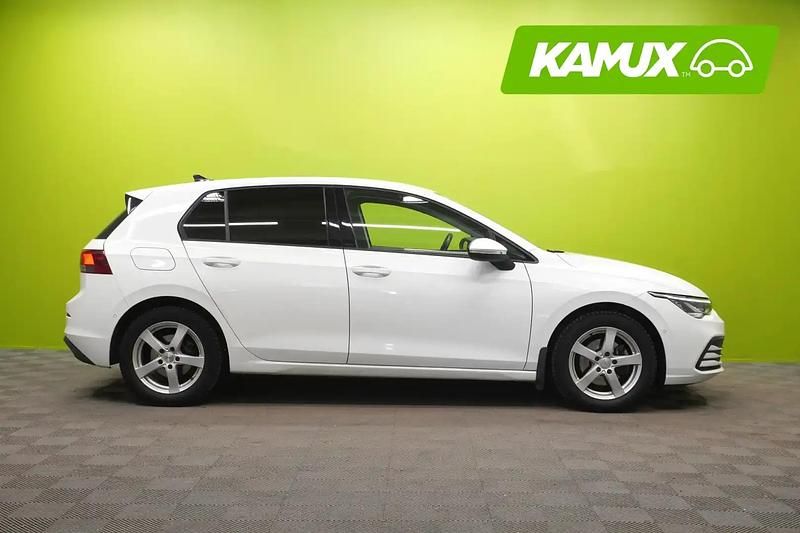 Käytetty VW Golf VIII Comfortline 131 HP (96 kW) 2023 Valkoinen Sedan
