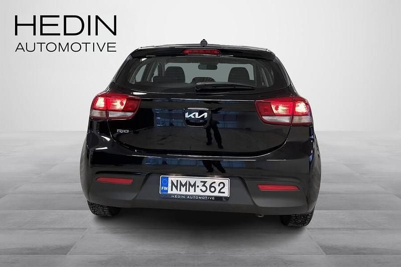 Käytetty Kia Rio LX 101 HP (74 kW) 2022 Musta Viistoperä