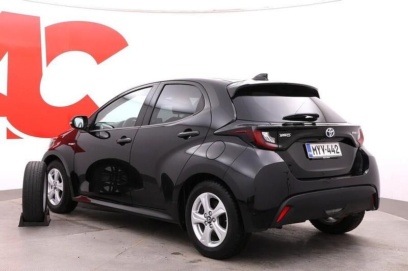 Käytetty Toyota Yaris Hybrid Active 116 HP (85 kW) 2021 Musta Viistoperä