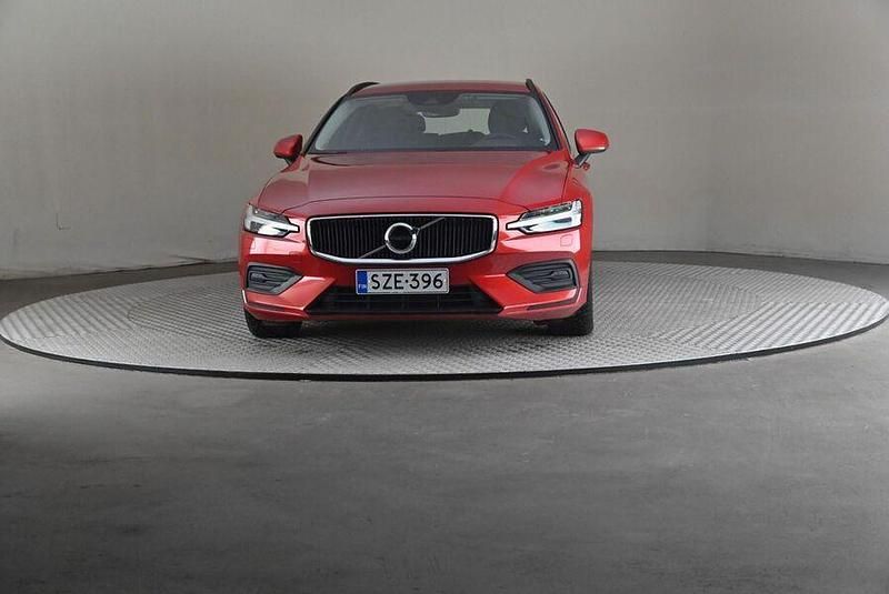 Käytetty Volvo V60 Momentum 163 HP (119 kW) 2021 Farmari