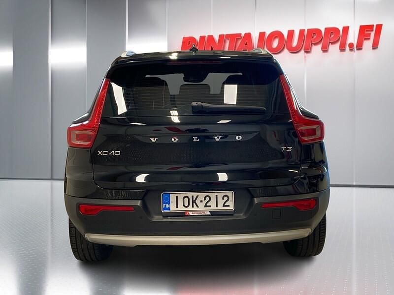 Käytetty Volvo XC40 Momentum 156 HP (114 kW) 2018 Katumaasturi