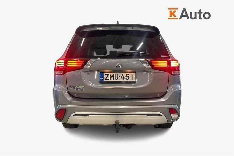 Käytetty Mitsubishi Outlander P-HEV Invite 135 HP (99 kW) 2020 Katumaasturi