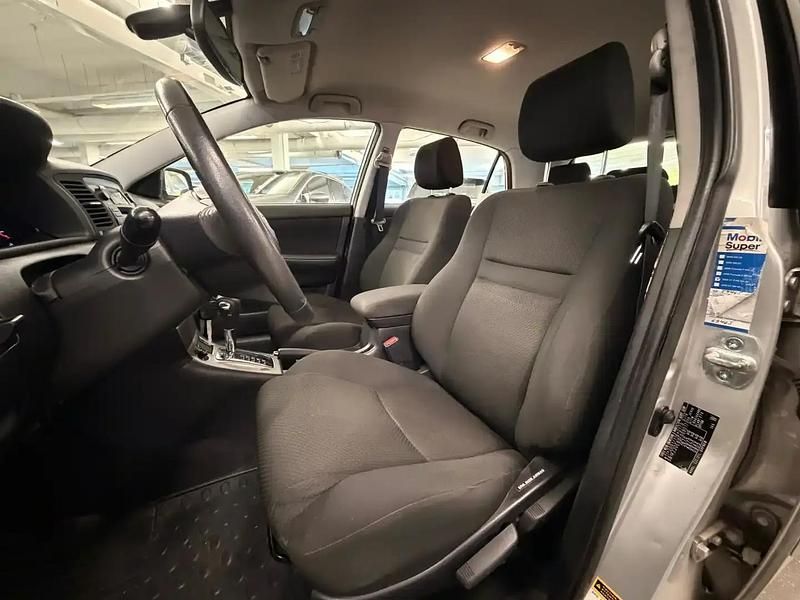 Käytetty Toyota Corolla Sol 110 HP (80 kW) 2005 Hopea / harmaa Sedan