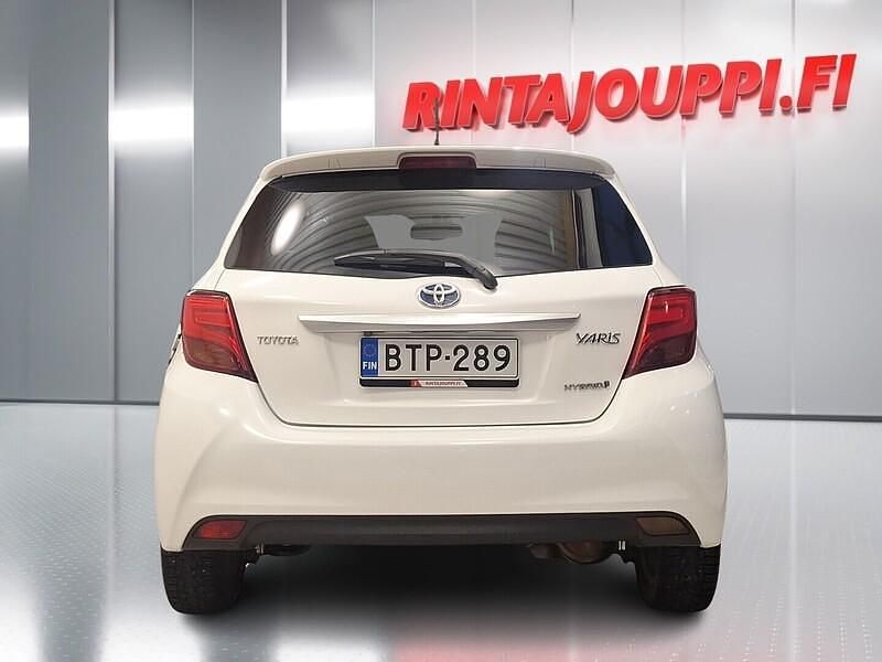 Käytetty Toyota Yaris Hybrid Style 73 HP (53 kW) 2015 Valkoinen Viistoperä