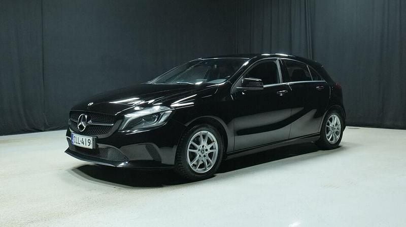 Käytetty Mercedes A180 Edition 1 122 HP (89 kW) 2018 Musta Viistoperä