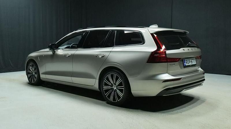 Käytetty Volvo V60 Plus 350 HP (257 kW) 2023 Ruskea Farmari