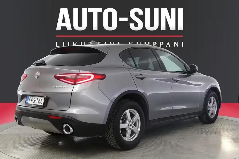 Käytetty Alfa Romeo Stelvio Super 210 HP (154 kW) 2018 Katumaasturi