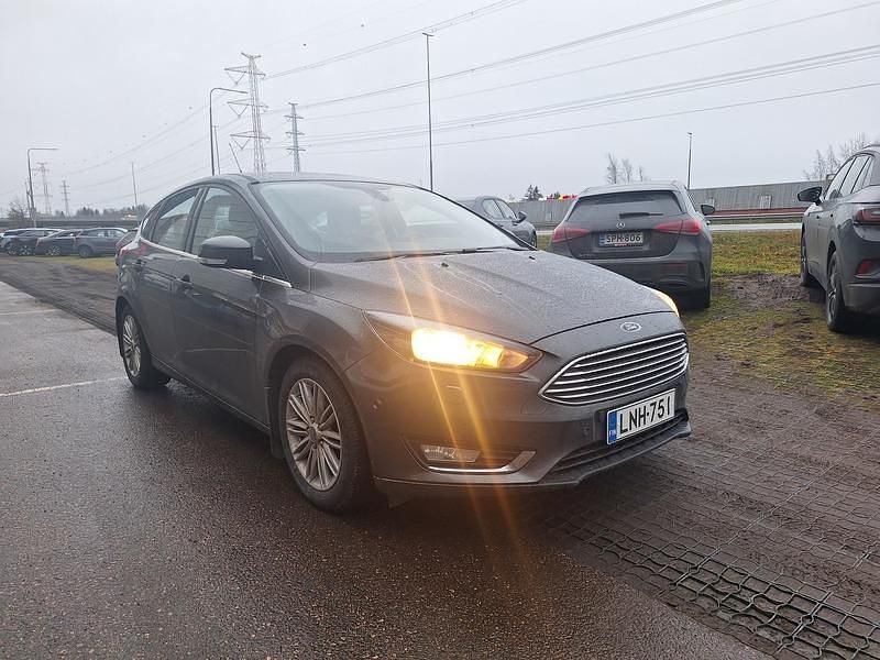 Harmaa Käytetty 2016 Ford Focus Titanium Viistoperä | 9 480 € (Perustarjous) - Kuva 1/4