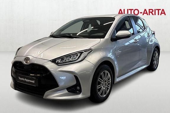 Käytetty Toyota Yaris Edition 114 HP (83 kW) 2024 Hopea Viistoperä