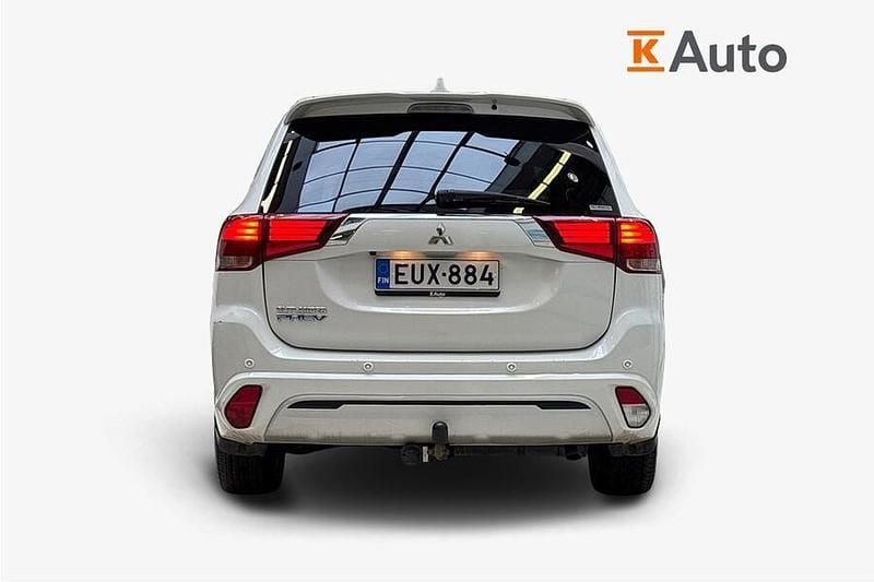 Käytetty Mitsubishi Outlander P-HEV Instyle 135 HP (99 kW) 2021 Valkoinen Katumaasturi