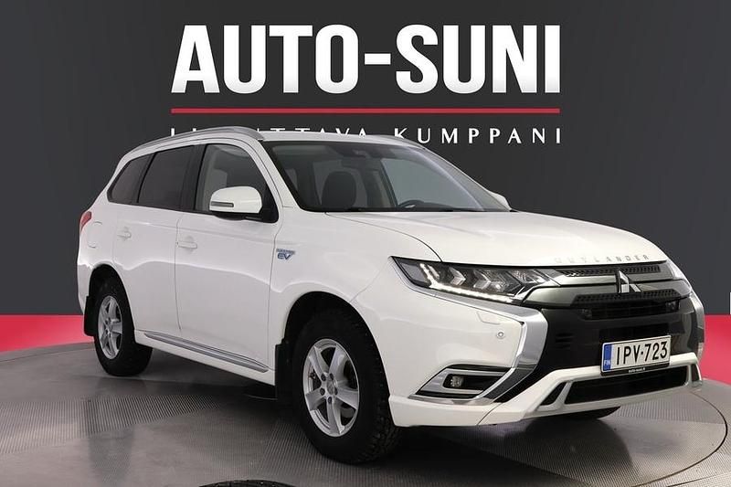 Käytetty Mitsubishi Outlander P-HEV Invite 135 HP (99 kW) 2019 Valkoinen Katumaasturi