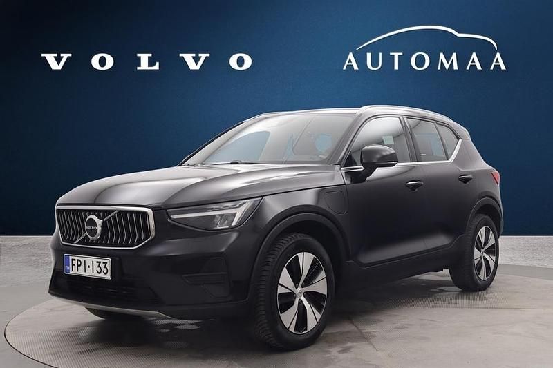 Musta Käytetty 2022 Volvo XC40 Core Katumaasturi | 35 900 € (Kallis) - Kuva 1/3