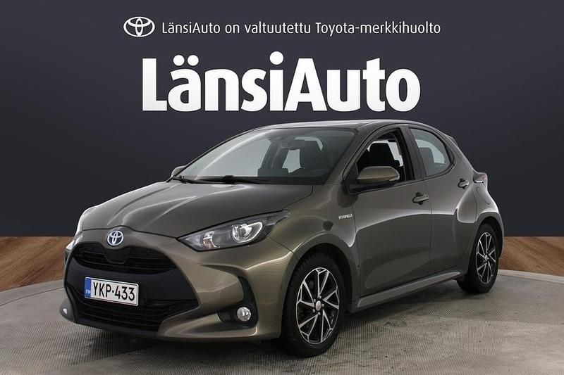 Käytetty Toyota Yaris Hybrid Active 116 HP (85 kW) 2020 Ruskea Viistoperä