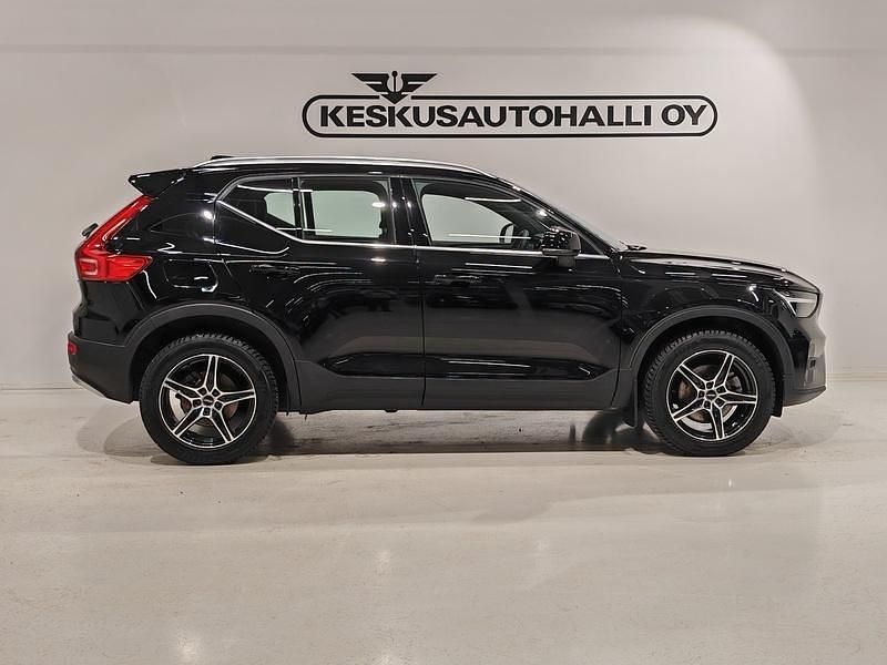 Käytetty Volvo XC40 Plus 163 HP (119 kW) 2023 Musta Katumaasturi