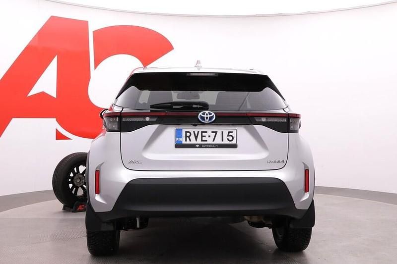 Käytetty Toyota Yaris Cross Active 116 HP (85 kW) 2023 Hopea Katumaasturi