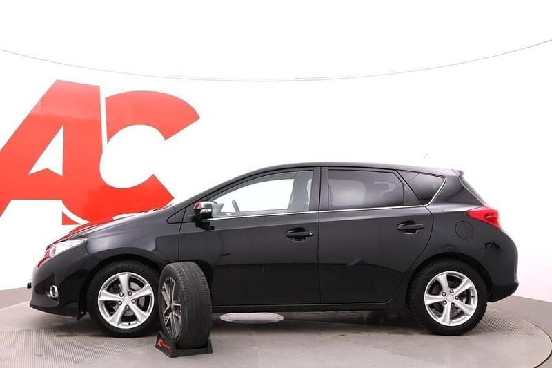 Käytetty Toyota Auris Hybrid Active 99 HP (72 kW) 2015 Musta Viistoperä