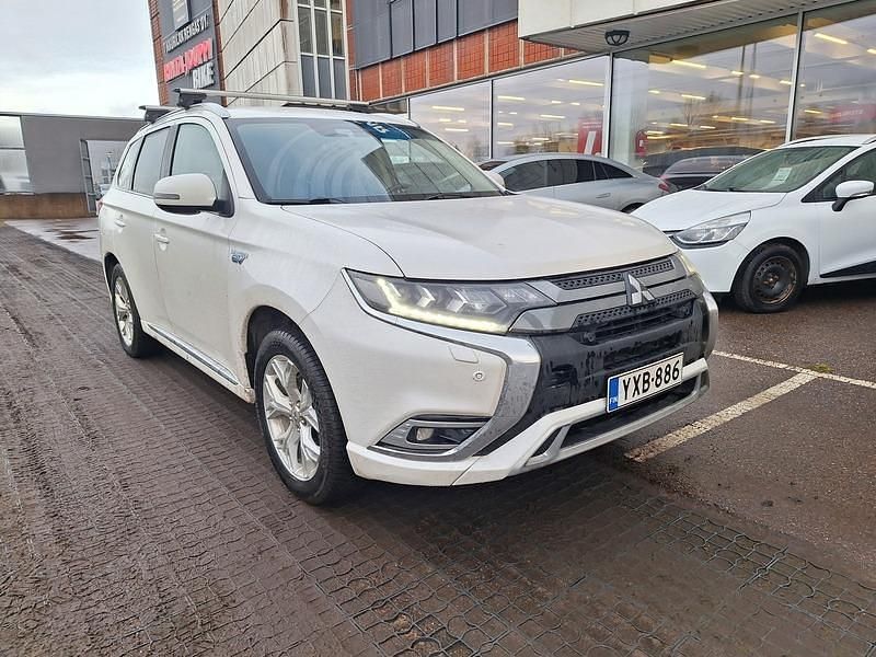 Valkoinen Käytetty 2021 Mitsubishi Outlander P-HEV Active Katumaasturi | 23 480 € (Perustarjous) - Kuva 1/4