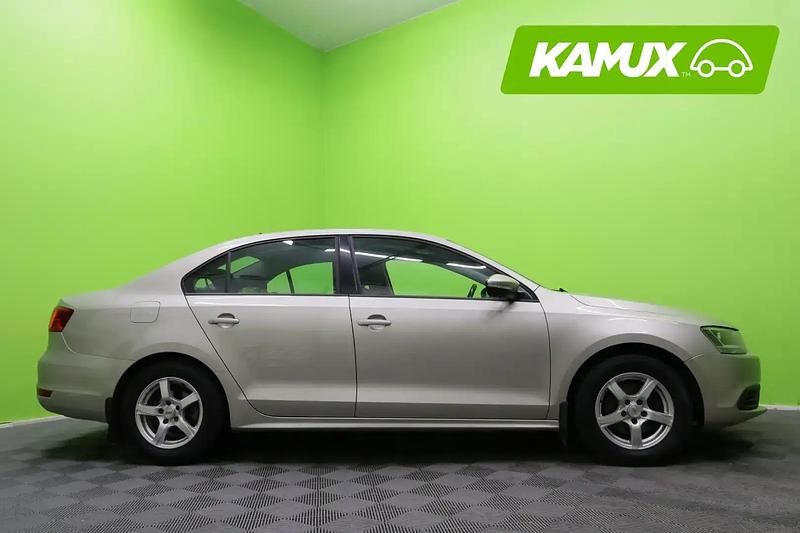Käytetty VW Jetta Comfortline 105 HP (77 kW) 2014 Hopea / harmaa Sedan