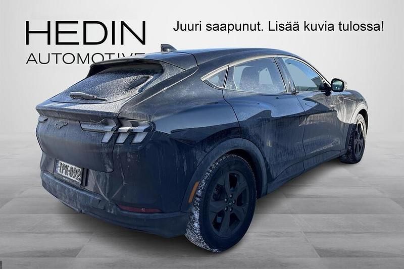 Käytetty Ford Mustang Mach-E 197 kW (268 HP) 2022 Musta Katumaasturi