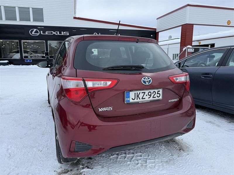 Käytetty Toyota Yaris Hybrid Active 73 HP (53 kW) 2018 Punainen Viistoperä