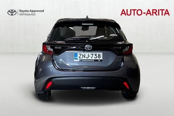 Käytetty Toyota Yaris Active 114 HP (83 kW) 2022 Harmaa Viistoperä