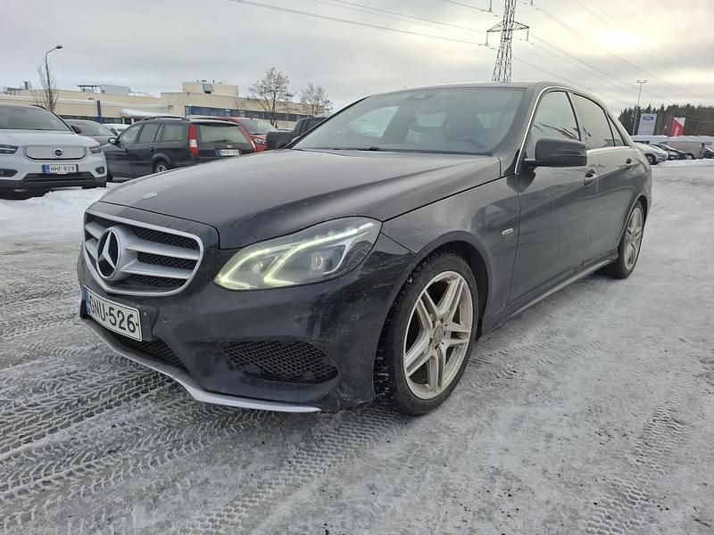 Käytetty Mercedes E220 Avantgarde 170 HP (125 kW) 2015 Musta Sedan