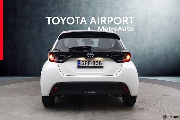 Käytetty Toyota Yaris Active 114 HP (83 kW) 2022 Valkoinen Viistoperä