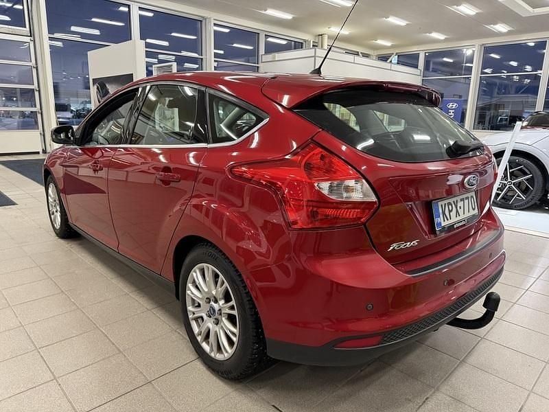 Käytetty Ford Focus Titanium 125 HP (91 kW) 2011 Punainen Viistoperä